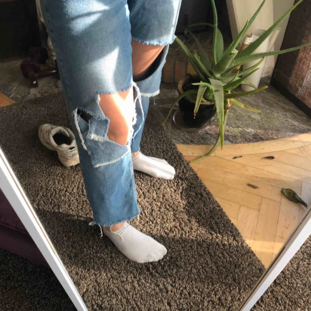 Slitna jeans perfekta till våren  Skick: använt 3 gånger  Strl: 36-40 Fraktkostnad tillkommer. Jeans & Byxor.