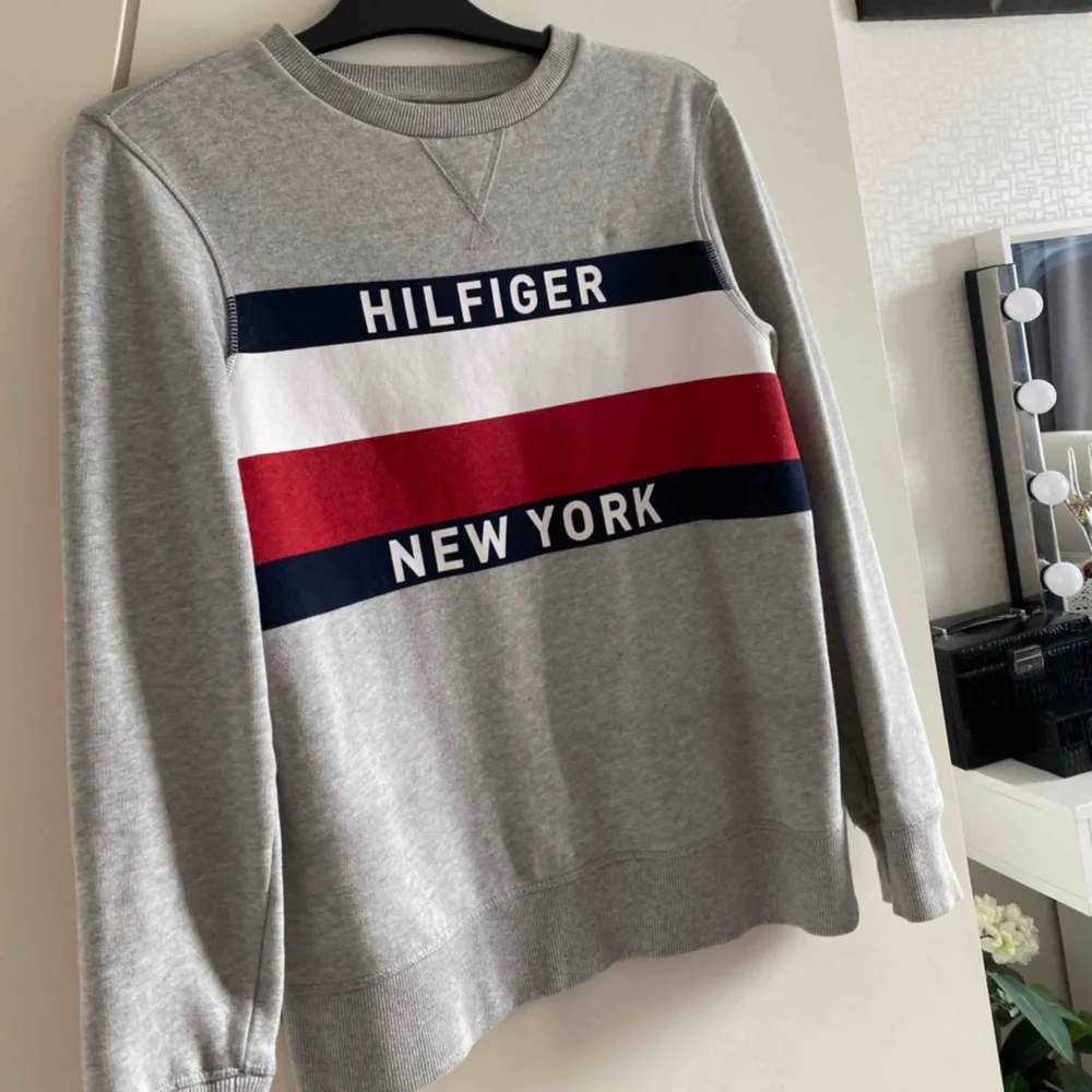 En jätte fin äkta tommy hilfiger tröja som tyvärr inte kommer till användning på grund av att den numera är för stor, på tröjan står det storlek 164, antar att det är mellan xs-s. Köparen står för frakt😊. Hoodies.