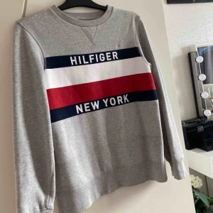  - En jätte fin äkta tommy hilfiger tröja som tyvärr inte kommer till användning på grund av att den numera är för stor, på tröjan står det storlek 164, antar att det är mellan xs-s. Köparen står för frakt😊