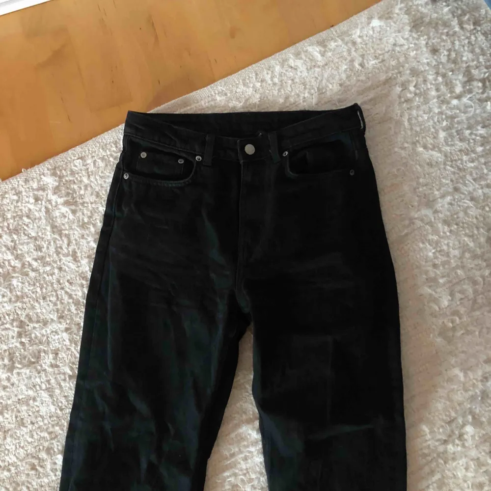 Jeans från weekday i modellen voyage💓 klassiska svarta jeans med rak passform❣️ köparen står för frakten . Jeans & Byxor.