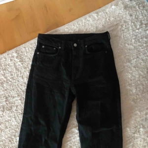  - Jeans från weekday i modellen voyage💓 klassiska svarta jeans med rak passform❣️ köparen står för frakten 