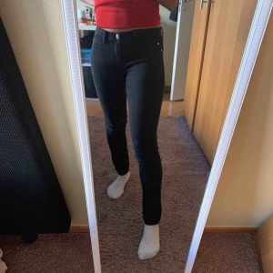  - Svarta enkla leggings jeans. Sitter bra och är sköna. Fraktar endast