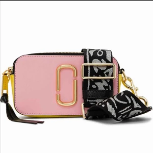  - Jag säljer min jättefina snapshot bag från Marc Jacobs i färgen bubbelgum, exakt den som på bilderna (även axelremmen)! Den är i fint skick och kan skicka fler bilder vid intresse. Jag den i runt ett år, köpt för 3500 och säljer för 2150!