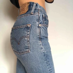  - Ljusblå 501-jeans från Levis köpta second hand. Står w28 men passar mig som är 26-27. Fint skick, säljes då jag har flera.   Köparen betalar frakt, alt upphämtning i Gävle eller Uppsala! 