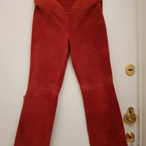 Röda mockabyxor stl 36-38 - Byxorna har låg midja, bootcut och dragkedja i ena sidan. De kan hämtas på Södermalm eller annan plats i Stockholm. Annars betalar du frakten.