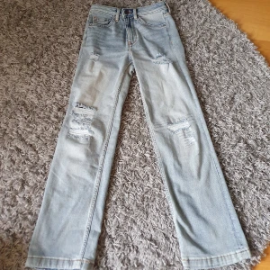 Jeans - Snygga jeans i sliten stil. De är helt oanvända men har en ditsydd knapp för att passa bättre i midjan. Denna går dock lätt att sprätta bort. Pris 90 kr (frakt tillkommer)