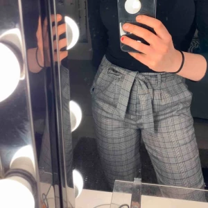  - Fina rutiga byxor som jag köpt i somras men som tyvärr inte kommit mycket till användning, skulle säga att dom passar xs/s, fint skick!⚡️