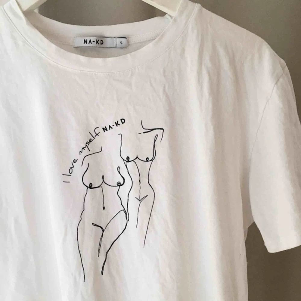 T-shirt från NAKD med texten ”I love myself” i storlek S. . T-shirts.