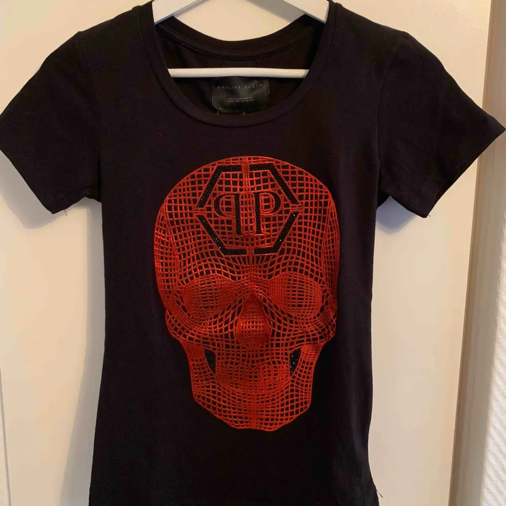 Helt ny Philipp Plein T-shirt för tjejer.  Storlek S  OBS: KÖPAREN STÅ FÖR FRAKTEN! - Frakt med spårnummer kostar 63kr . T-shirts.