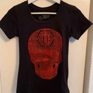 Helt ny Philipp Plein T-shirt för tjejer.  Storlek S  OBS: KÖPAREN STÅ FÖR FRAKTEN! - Frakt med spårnummer kostar 63kr 