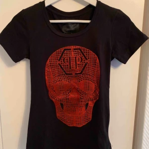Utförsäljning - Philipp Plein - Helt ny! - Helt ny Philipp Plein T-shirt för tjejer.  Storlek S  OBS: KÖPAREN STÅ FÖR FRAKTEN! - Frakt med spårnummer kostar 63kr 