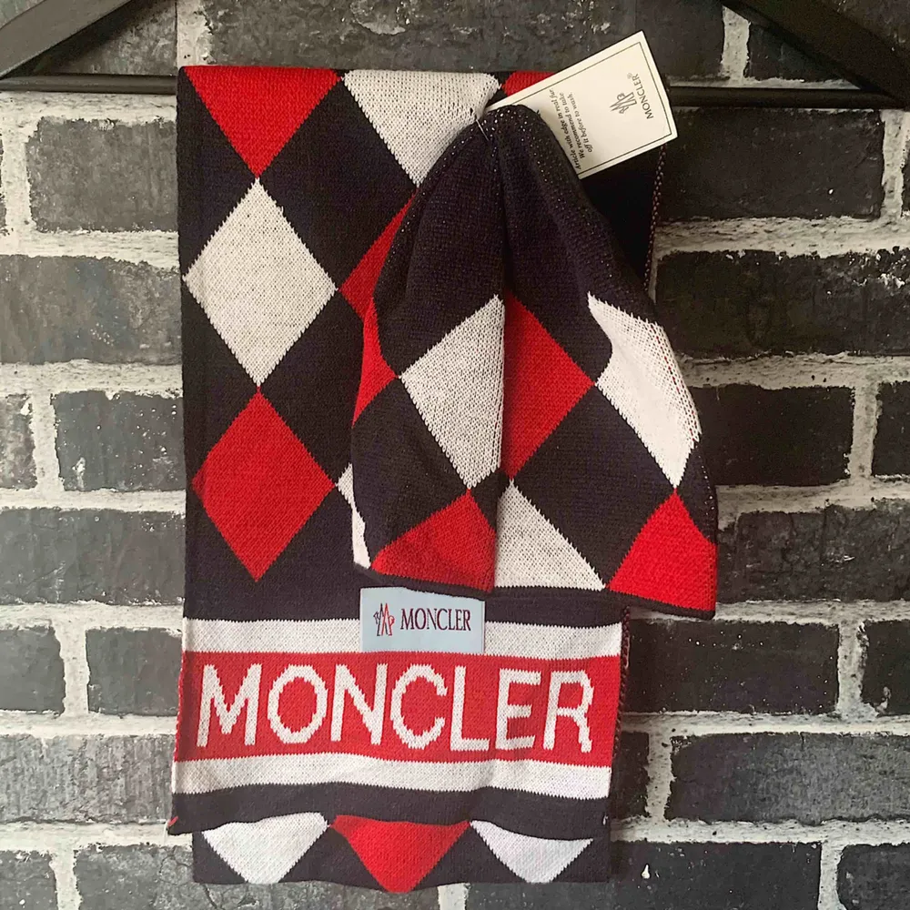 Moncler halsduk och Mössa - Helt ny AAA Storlek: ONE SIZE Frakt med spårnummer kostar 63kr. Accessoarer.