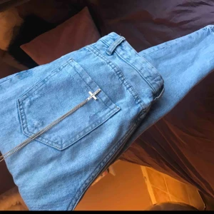  - MOM jeans i storleken 34 från en spansk butik ”Stradivarius”.