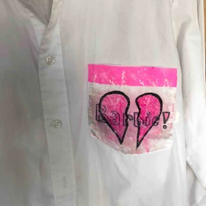  - Oversize skjorta med tryck på framficka