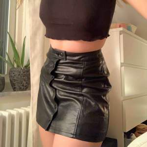 Läcker kjol i skinnimitation från H&M! Använd några gånger bara. Kan mötas upp i Malmö eller frakta :)