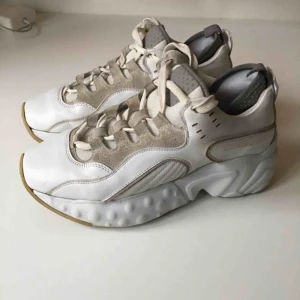  - Acne Studios Manhattan Storlek 37 men stor i storlek så snarare 38:a  Skosnören behöver bytas, original innersulan borttagen. Använda vid reklamfilmsinspelning, 3 dagar 