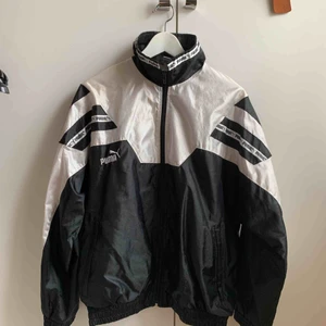  - Puma vintage jacka💝 har små fläckar (bild 3) men dom syns knappt och går säkert bort i tvätten