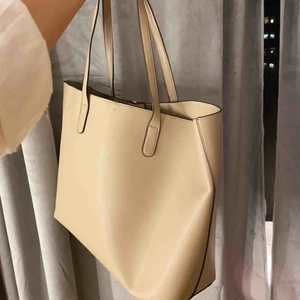  - Beige väska från ur&penn. Helt oanvänd. Frakt ingår ej!