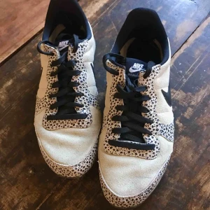  - Nike internationalist köpta på & other stories. Relativt sparsamt använda!  Ordpris: 700   Kan mötas upp i Stockholm eller skicka på posten, köpare står för frakt :) 