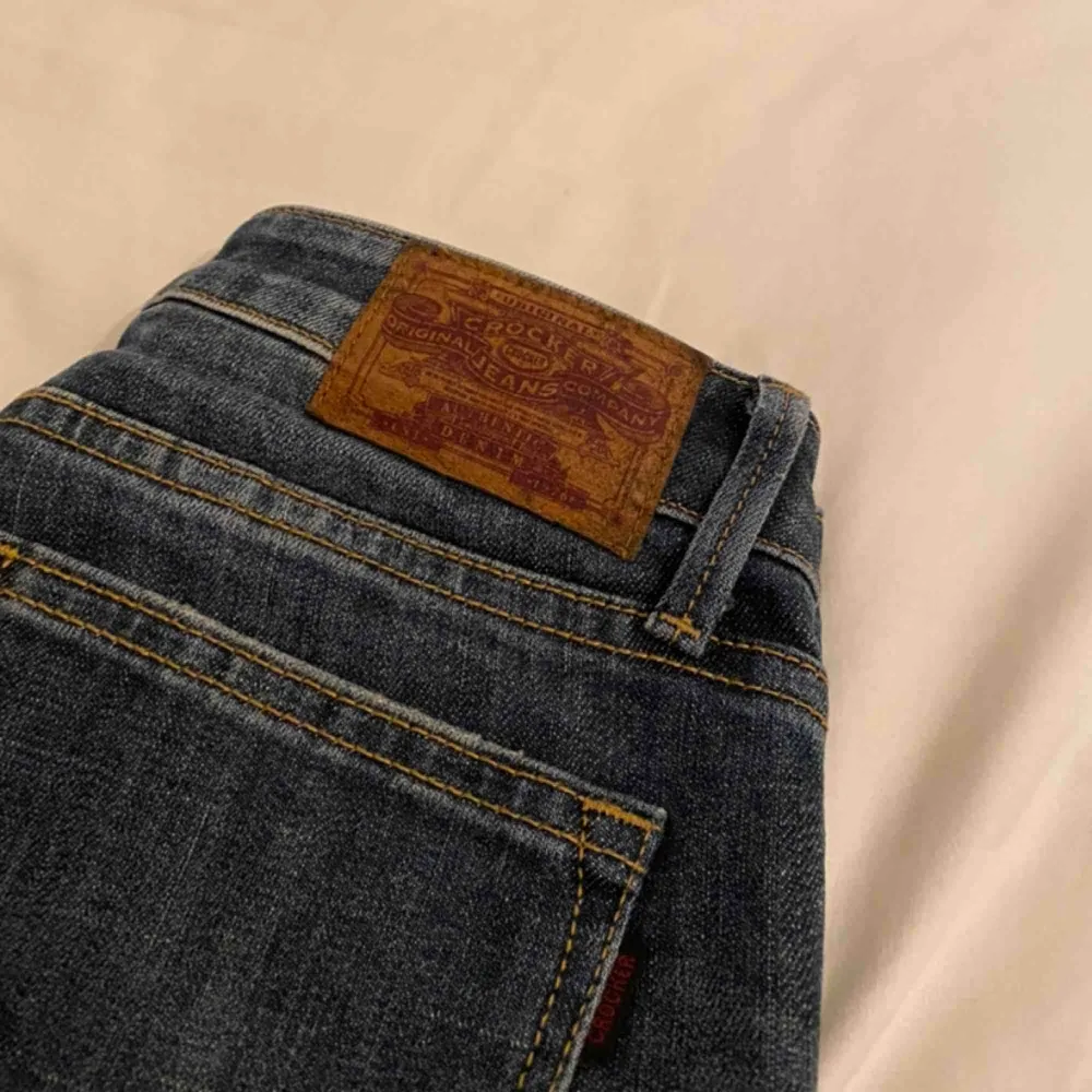 Fina Crocker bootcut jeans  Avklippta med slitning i sömmen . Jeans & Byxor.