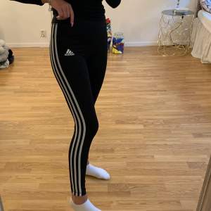 Ett par adidas träningstights som inte är alls mycket använda som är i barnstolen L men jag skulle säga att dom motsvarar en XS i normal damtsorlek, frakt ingår i priset 