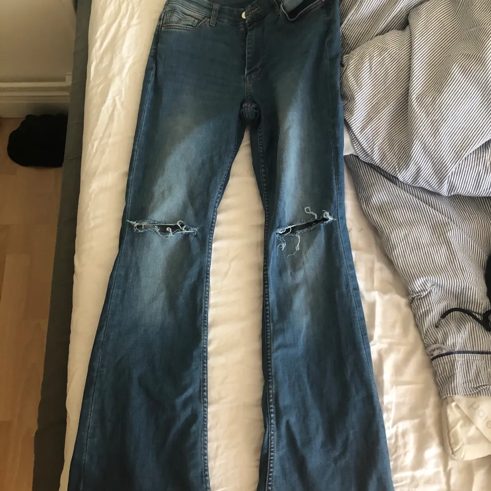 Ett par blåa bootcut jeans från H&M storlek 29/32, säljer då dom är lite stora i midjan på mig men är perfekta i längden på mig som är kring 1.70! 60 + frakt!💖. Jeans & Byxor.
