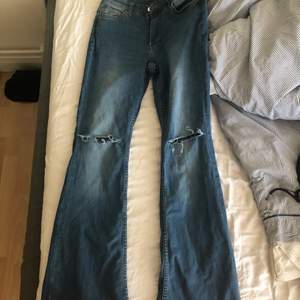 Ett par blåa bootcut jeans från H&M storlek 29/32, säljer då dom är lite stora i midjan på mig men är perfekta i längden på mig som är kring 1.70! 60 + frakt!💖