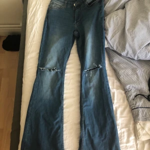 Blåa bootcut jeans strl 29/32 - Ett par blåa bootcut jeans från H&M storlek 29/32, säljer då dom är lite stora i midjan på mig men är perfekta i längden på mig som är kring 1.70! 60 + frakt!💖
