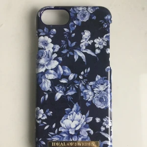 iPhone 6/7/8 - Super gulligt skal från Ideal Of Sweden i en blå färg, skalet är ej trasigt utan i gott skick! Köparen står för frakten 😊