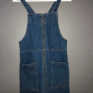 Jeansklänning - Jeansklänning med dragkedja och fickor fram, frakt tillkommer 