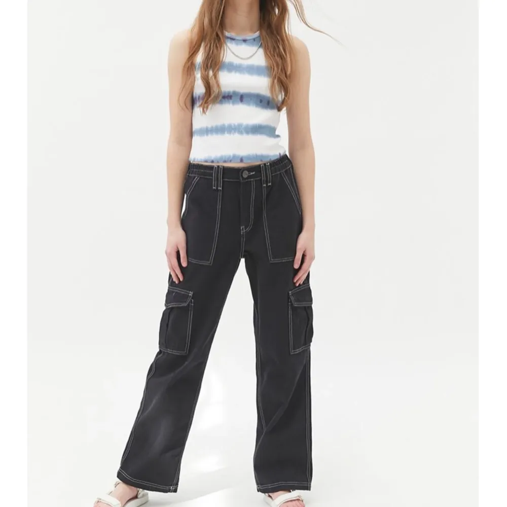 Svarta skate jeans med vitt sömnad från Urban Outfitters, inte använd många gånger. Storlek 27 i midjan och 32 byxlängd. Frakt ingår i priset!. Jeans & Byxor.