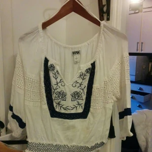 Somrig,söt & romantisk blus strl.34 - Somrig,söt & romantisk blus strl.34. Den är använd men fortfarande i bra skick