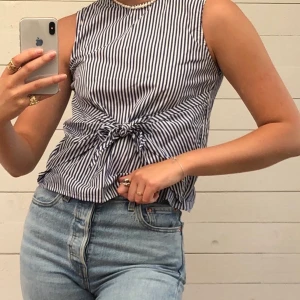 Mango randigt linne -  Linne från Mango med knyte i midjan. Storlek XS vilket är aningen för litet för mig som är 175 cm lång. Hör av er vid intresse! 💙