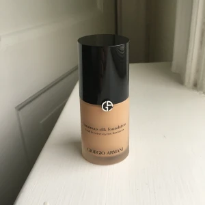 Giorgio Armani Luminous Silk Foundation - Luminous silk foundation från Giorgio Armani i färg 6,5. Endast swatchad 1 gång på handen, fel färg för mig. Köpt på kicks för 560kr.