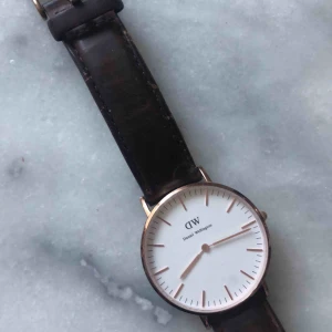  - Klocka från Daniel Wellington i roséguld i storleken 32mm. Batteri behövs bytas och remmen något sliten vid fästet, remmen går att byta om så önskas . Annars är urtavlan som ny! Kan skickas som spårbar 📨