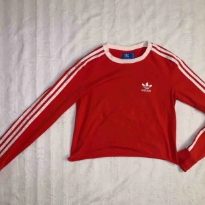  - Röd croppad adidas tröja som jag tyvärr inte har fått mycket användning för! Använd fåtal gånger, fint skick! Köparen står för frakt💕✨
