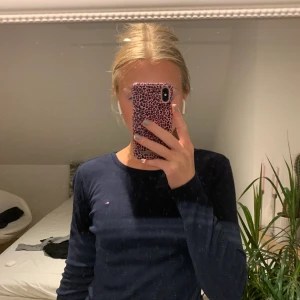 Tommy Hilfiger långärmad - Superfin marinblå långärmad ifrån Tommy Hilfiger. Köpt för ca 1,5 år sedan i USA. Sparsamt använd 💗