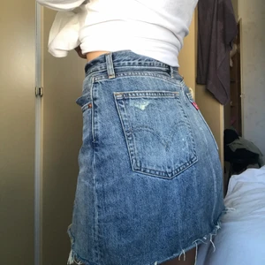 Äkta Levis kjol strl 27 - Intressekoll! Jeanskjol från Levis egna affär köpt för nåt år sen. Slitningar är pga modellen är i bra skick. Är en aning för kort för min smak därav säljer jag den. Passar nog 163 neråt eller nån med mindre kurvor. Säljs för 300 och uppåt. 