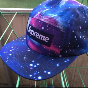  - Säljes en ny Supreme 5panel keps! Köpte från USA!