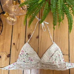 Söt bikiniöverdel  - Jättesöt blommig bikiniöverdel! Aldrig använd endast provad då den var för liten för mig! Tyget är jättegulligt med lite spetsdetaljer längst ner! frakt tillkommer! Bara att skicka om du har några fler frågor eller vill ha fler bilder!❤️