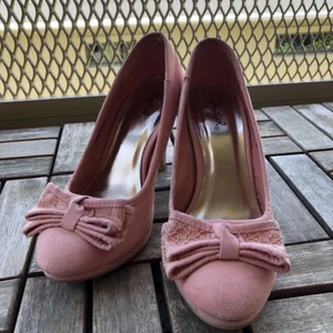 Klackskor  - Säljer tyvärr mina finaste klackskor, inköpta i Dubai för några år sen, trodde då att min skostorlek var större, använda två gånger varav en till fotografering. Hoppas dom hittar en bra ägare👠