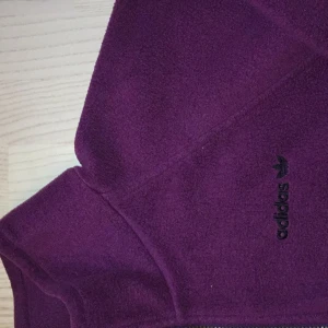 adidaströja med dragkedja - jättefin lila adidaströja med dragkedja. fleece och mycket bra skick!! Strl L eller XL, kan inte riktigt förstå lappen men jag som har S/M kan ha den oversized!! pappa anväbde den på 80talet :)HÖR AV ER VID FRÅGOR!! om fler är intresserade blir det budgiv
