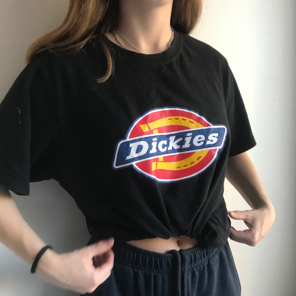 jätteskön t-shirt med dickiesmärke på framsidan! köpt för något år sedan, trycket är lite slitet (syns på sista) men annars inga defekter! 😁 frakten ingår i priset! 💜. T-shirts.