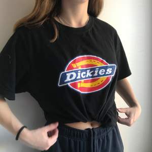 jätteskön t-shirt med dickiesmärke på framsidan! köpt för något år sedan, trycket är lite slitet (syns på sista) men annars inga defekter! 😁 frakten ingår i priset! 💜