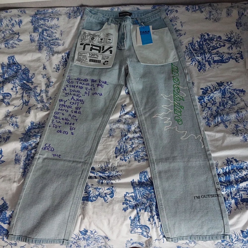 Säljer dessa så fkn snygga jeans från taka Original!! Helt nya kom på posten idag men tyvärr för små för mig. Köptes för 1000 kr och de e unisex. Förpackningen och klistermärken från Taka följer med. . Jeans & Byxor.