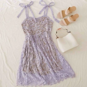  - Superfin lila sommarklänning med justerbara axelband. Aldrig använd så toppenskick! Budgivning om fler är intresserade. Frakt tillkommer på priset