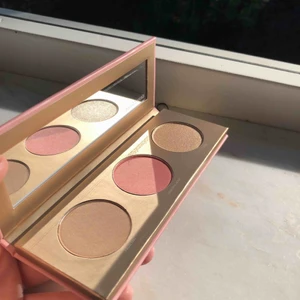  - En baspalette som funkar för alla. Det ingår highliter, bronzer och blush. Ordinarie pris är 395kr men säljer för 250kr (helt oanvänd och orörd ur förpackningen, bortsett från bilderna)