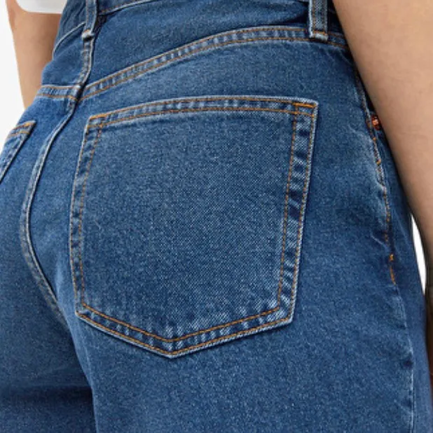 jättefina mom jeans i modellen taiki från monki! Använda ett år gången men i perfekt skick! köpte de för 400kr och säljer för 150kr+frakt. Jeans & Byxor.