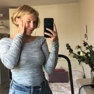 Bikbok topp🤍 XS - Bikbok topp i storlek XS, sitter tajt på kroppen, är lång och har en fin öppning i ryggen! 🥂 + Frakt !