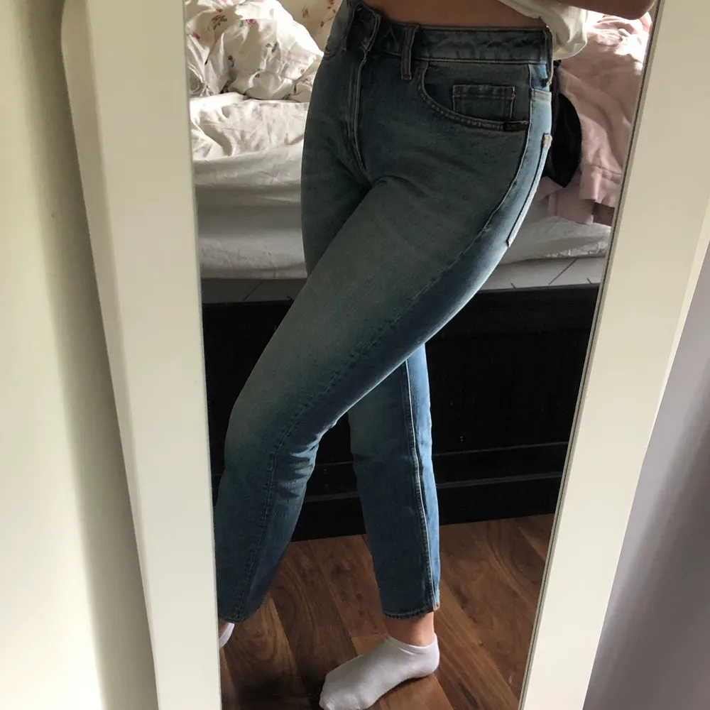 Priset kan diskuteras! Ett par lite tajtare mom jeans i modellen Meg. Köpte jeansen för 2 månader sen, har hunnit använda dom ca 2-3 ggr. Dom är som nya. Lite små i storleken så skulle passa en 24a. Ursprungspriset var 1500kr. Jeans & Byxor.